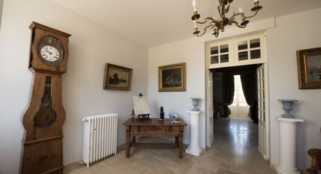 Domaine unique en Périgord Noir sur 67 hectares clos avec château et dépendances.
