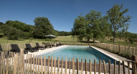 Domaine unique en Périgord Noir sur 67 hectares clos avec château et dépendances.