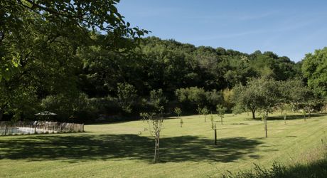 Domaine unique en Périgord Noir sur 67 hectares clos avec château et dépendances.