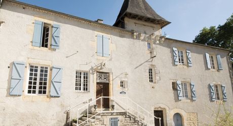 Domaine unique en Périgord Noir sur 67 hectares clos avec château et dépendances.