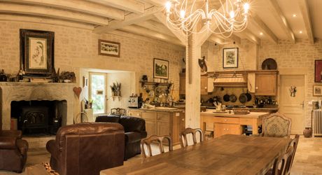 Domaine unique en Périgord Noir sur 67 hectares clos avec château et dépendances.