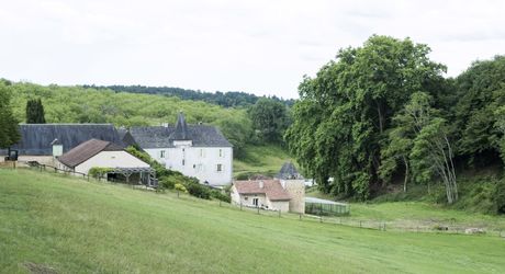 Domaine unique en Périgord Noir sur 67 hectares clos avec château et dépendances.