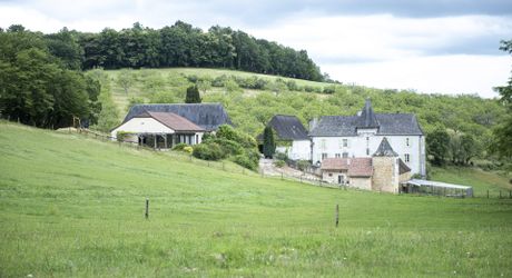 Domaine unique en Périgord Noir sur 67 hectares clos avec château et dépendances.