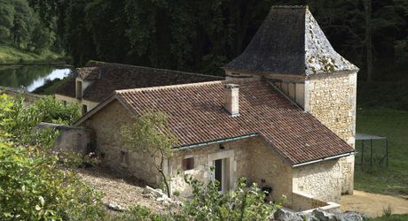 Domaine unique en Périgord Noir sur 67 hectares clos avec château et dépendances.