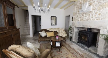 Domaine unique en Périgord Noir sur 67 hectares clos avec château et dépendances.