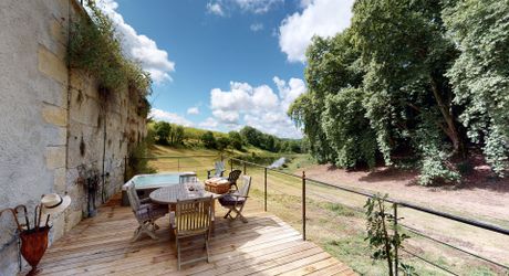 Domaine unique en Périgord Noir sur 67 hectares clos avec château et dépendances.