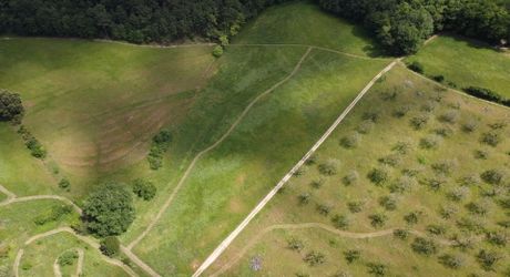 Domaine unique en Périgord Noir sur 67 hectares clos avec château et dépendances.
