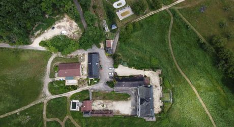 Domaine unique en Périgord Noir sur 67 hectares clos avec château et dépendances.