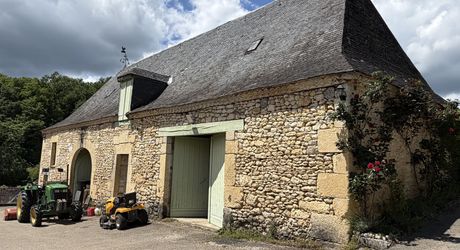 Domaine unique en Périgord Noir sur 67 hectares clos avec château et dépendances.