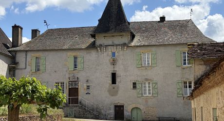 Domaine unique en Périgord Noir sur 67 hectares clos avec château et dépendances.