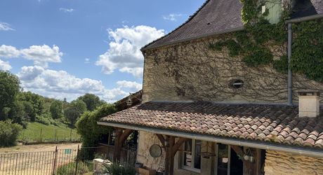 Domaine unique en Périgord Noir sur 67 hectares clos avec château et dépendances.