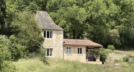 Domaine unique en Périgord Noir sur 67 hectares clos avec château et dépendances.