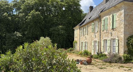 Domaine unique en Périgord Noir sur 67 hectares clos avec château et dépendances.