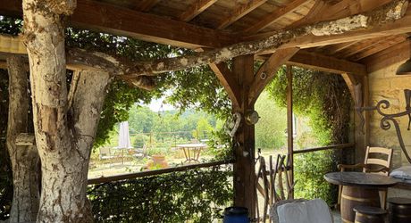 Domaine unique en Périgord Noir sur 67 hectares clos avec château et dépendances.