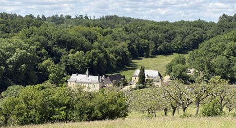 Domaine unique en Périgord Noir sur 67 hectares clos avec château et dépendances.