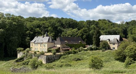 Domaine unique en Périgord Noir sur 67 hectares clos avec château et dépendances.