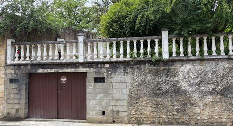 Dans MONTIGNAC-LASCAUX,  jolie maison en pierre à rénover avec jardin d'environ 600 m².