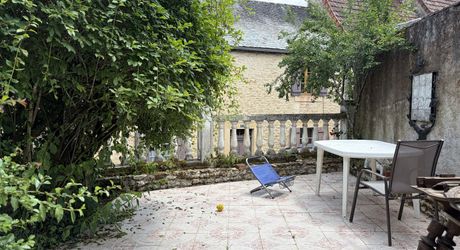 Dans MONTIGNAC-LASCAUX,  jolie maison en pierre à rénover avec jardin d'environ 600 m².