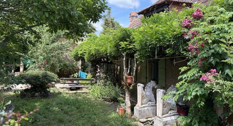 Dans MONTIGNAC-LASCAUX,  jolie maison en pierre à rénover avec jardin d'environ 600 m².