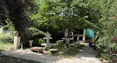 Dans MONTIGNAC-LASCAUX,  jolie maison en pierre à rénover avec jardin d'environ 600 m².