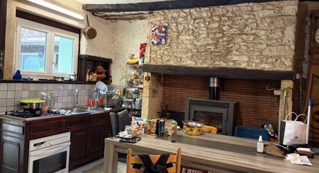 Dans MONTIGNAC-LASCAUX,  jolie maison en pierre à rénover avec jardin d'environ 600 m².