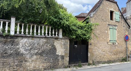 Dans MONTIGNAC-LASCAUX,  jolie maison en pierre à rénover avec jardin d'environ 600 m².