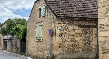 Dans MONTIGNAC-LASCAUX,  jolie maison en pierre à rénover avec jardin d'environ 600 m².