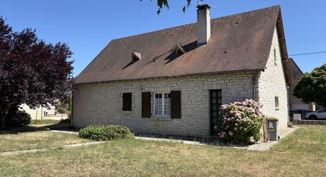 Jolie maison en pierre à Montignac-Lascaux, offrant une chambre de plain-pied, un joli jardin, proche commerces et services.