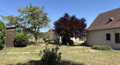 Jolie maison en pierre à Montignac-Lascaux, offrant une chambre de plain-pied, un joli jardin, proche commerces et services.