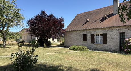 Jolie maison en pierre à Montignac-Lascaux, offrant une chambre de plain-pied, un joli jardin, proche commerces et services.