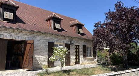 Jolie maison en pierre à Montignac-Lascaux, offrant une chambre de plain-pied, un joli jardin, proche commerces et services.