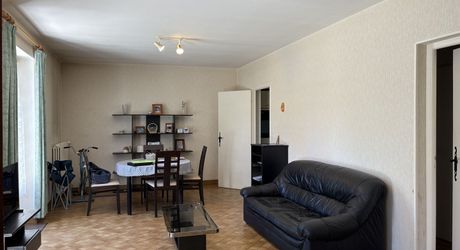 Jolie maison en pierre à Montignac-Lascaux, offrant une chambre de plain-pied, un joli jardin, proche commerces et services.