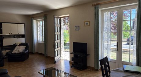 Jolie maison en pierre à Montignac-Lascaux, offrant une chambre de plain-pied, un joli jardin, proche commerces et services.
