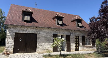 Jolie maison en pierre à Montignac-Lascaux, offrant une chambre de plain-pied, un joli jardin, proche commerces et services.