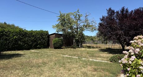 Jolie maison en pierre à Montignac-Lascaux, offrant une chambre de plain-pied, un joli jardin, proche commerces et services.