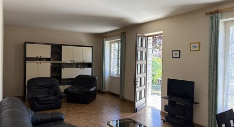 Jolie maison en pierre à Montignac-Lascaux, offrant une chambre de plain-pied, un joli jardin, proche commerces et services.