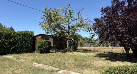 Jolie maison en pierre à Montignac-Lascaux, offrant une chambre de plain-pied, un joli jardin, proche commerces et services.