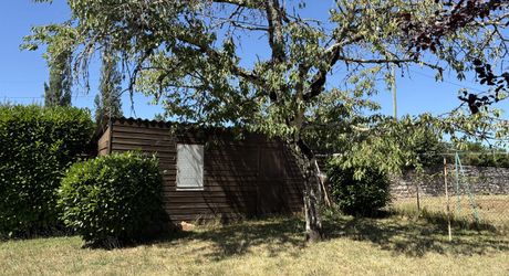 Jolie maison en pierre à Montignac-Lascaux, offrant une chambre de plain-pied, un joli jardin, proche commerces et services.