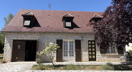 Jolie maison en pierre à Montignac-Lascaux, offrant une chambre de plain-pied, un joli jardin, proche commerces et services.
