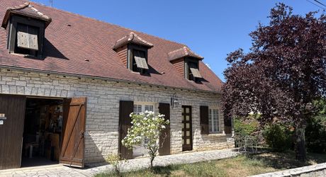 Jolie maison en pierre à Montignac-Lascaux, offrant une chambre de plain-pied, un joli jardin, proche commerces et services.