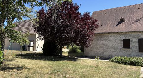 Jolie maison en pierre à Montignac-Lascaux, offrant une chambre de plain-pied, un joli jardin, proche commerces et services.