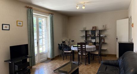 Jolie maison en pierre à Montignac-Lascaux, offrant une chambre de plain-pied, un joli jardin, proche commerces et services.