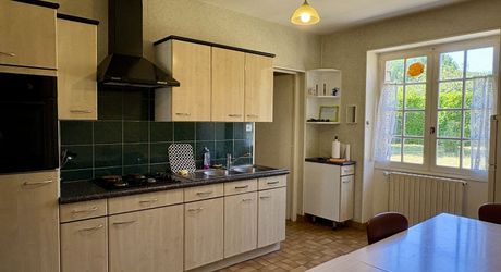 Jolie maison en pierre à Montignac-Lascaux, offrant une chambre de plain-pied, un joli jardin, proche commerces et services.
