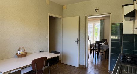 Jolie maison en pierre à Montignac-Lascaux, offrant une chambre de plain-pied, un joli jardin, proche commerces et services.
