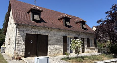 Jolie maison en pierre à Montignac-Lascaux, offrant une chambre de plain-pied, un joli jardin, proche commerces et services.