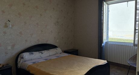 Jolie maison en pierre à Montignac-Lascaux, offrant une chambre de plain-pied, un joli jardin, proche commerces et services.