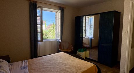 Jolie maison en pierre à Montignac-Lascaux, offrant une chambre de plain-pied, un joli jardin, proche commerces et services.