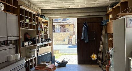 Jolie maison en pierre à Montignac-Lascaux, offrant une chambre de plain-pied, un joli jardin, proche commerces et services.