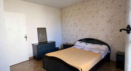 Jolie maison en pierre à Montignac-Lascaux, offrant une chambre de plain-pied, un joli jardin, proche commerces et services.