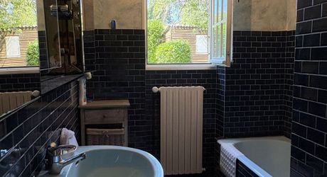 Jolie maison en pierre à Montignac-Lascaux, offrant une chambre de plain-pied, un joli jardin, proche commerces et services.